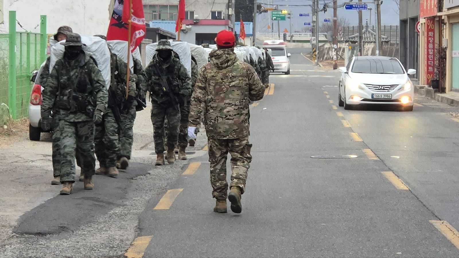 해병대 수색여단 ‘천리행군’ 완수 포항시 해병대 전우회, 동계훈련 복귀 대원 격려