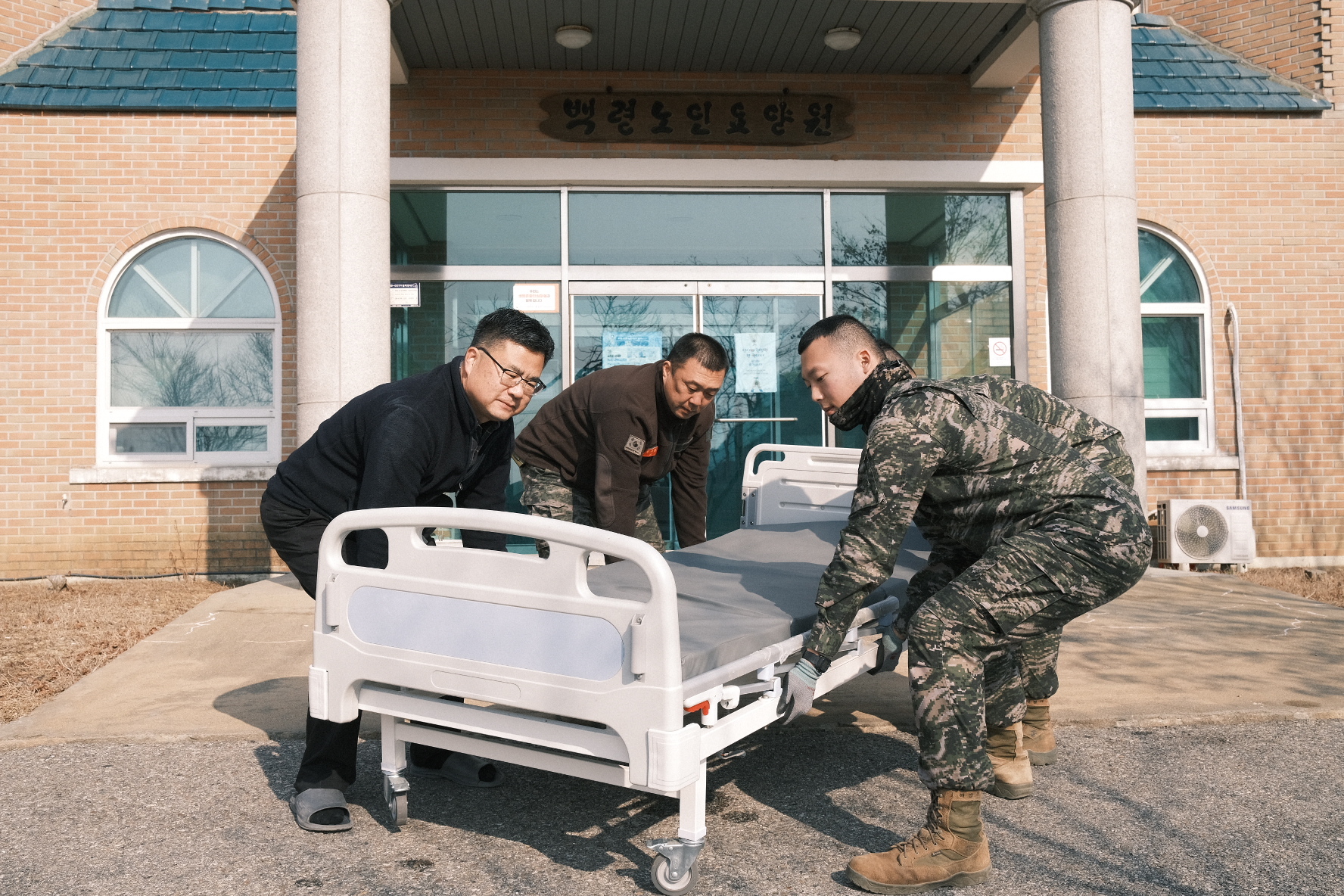 해병대 제6여단, 설 맞아 백령도서군 전역 봉사활동 “지역과 함께하는 흑룡부대”