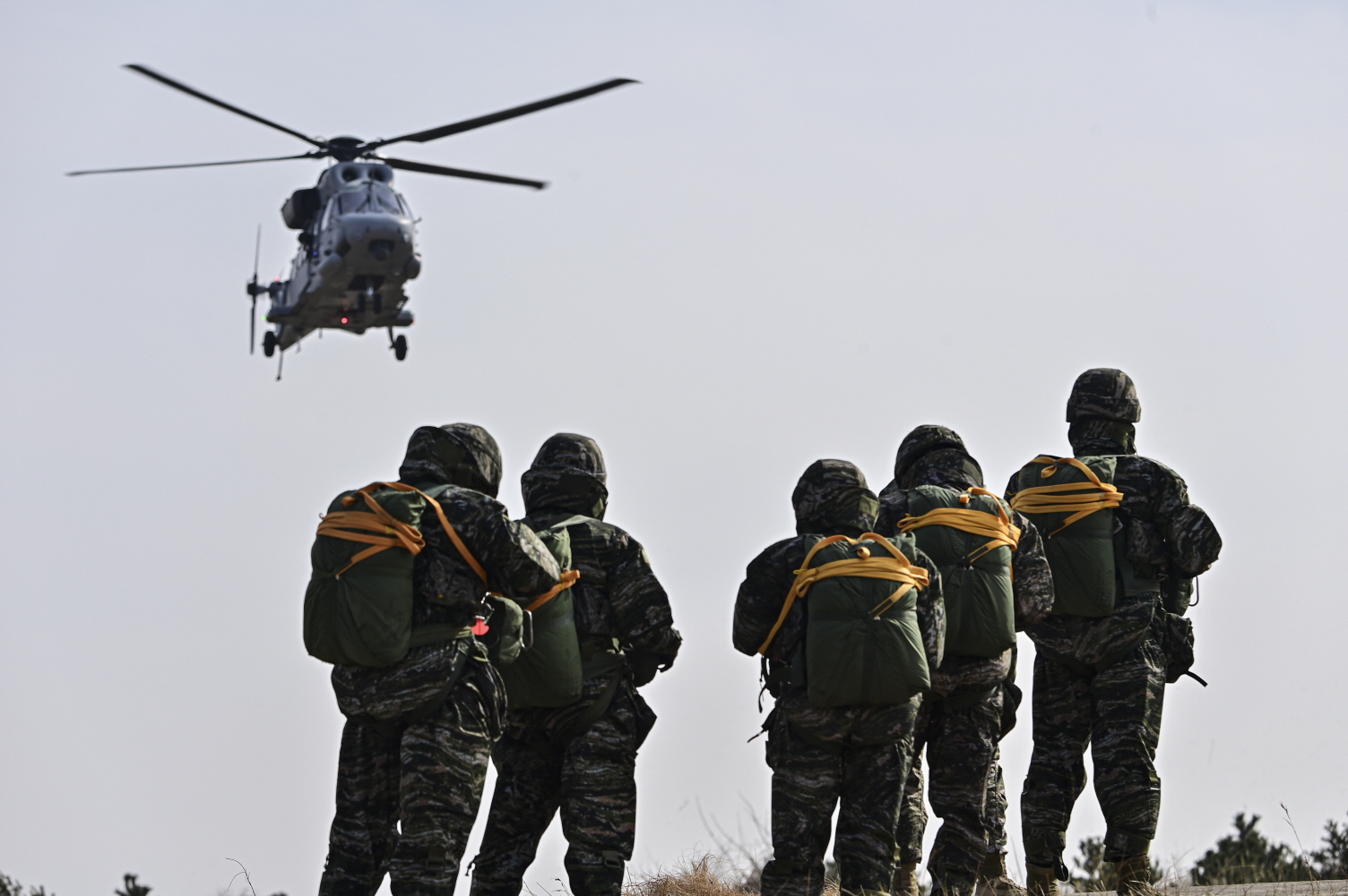 혹한 속 저공 강하 성공 해병대 1사단 공정대대, 실전형 강하훈련으로 필승 태세 완비