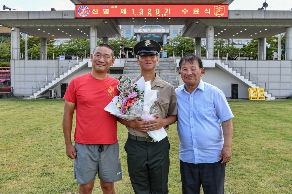 해병대 1320기 수료식, 1,052명 정예 해병 탄생 “한 번 해병은 영원한 해병”